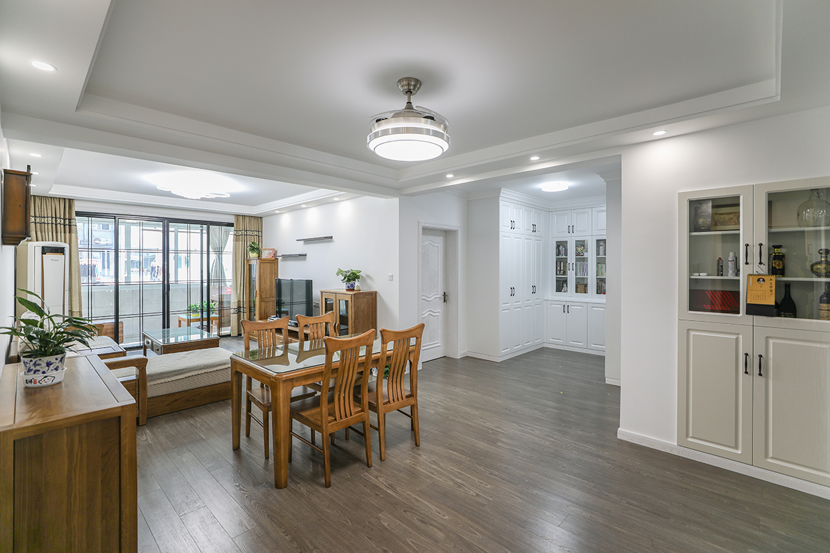 客餐廳與衣帽間的聯(lián)通，視覺上增加了客餐廳的面積，讓整個空間看上去既寬敞又美觀。
