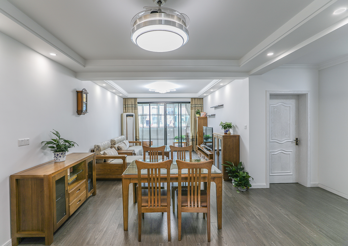 餐廳也同樣用了木色的組合方式，跟客廳遙相呼應(yīng)。木色的餐邊柜，木色的餐桌，頂上的吊扇燈都是那么的自然，讓人感受到家的感覺。
