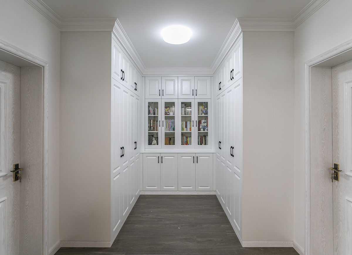 衣帽間U型柜體組合方式，解決了主人的儲物需求。敞開式衣帽間的設(shè)計，既大氣又美觀。