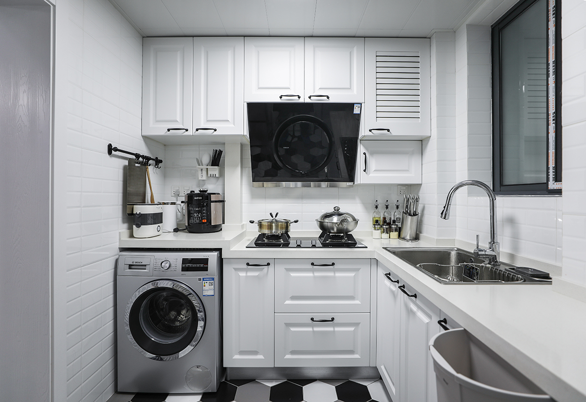 廚房有限的空間內緊湊的布置各種櫥柜電器
