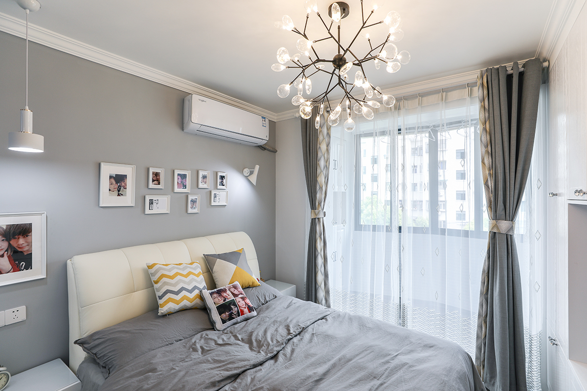 六角磚的黑白灰與純白的墻磚產生強烈的視覺沖擊
