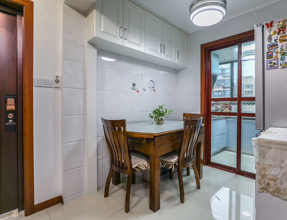 餐廳整體淺色的背景配以柚木色家具，保證采光的同時，更增加的空間的層次
