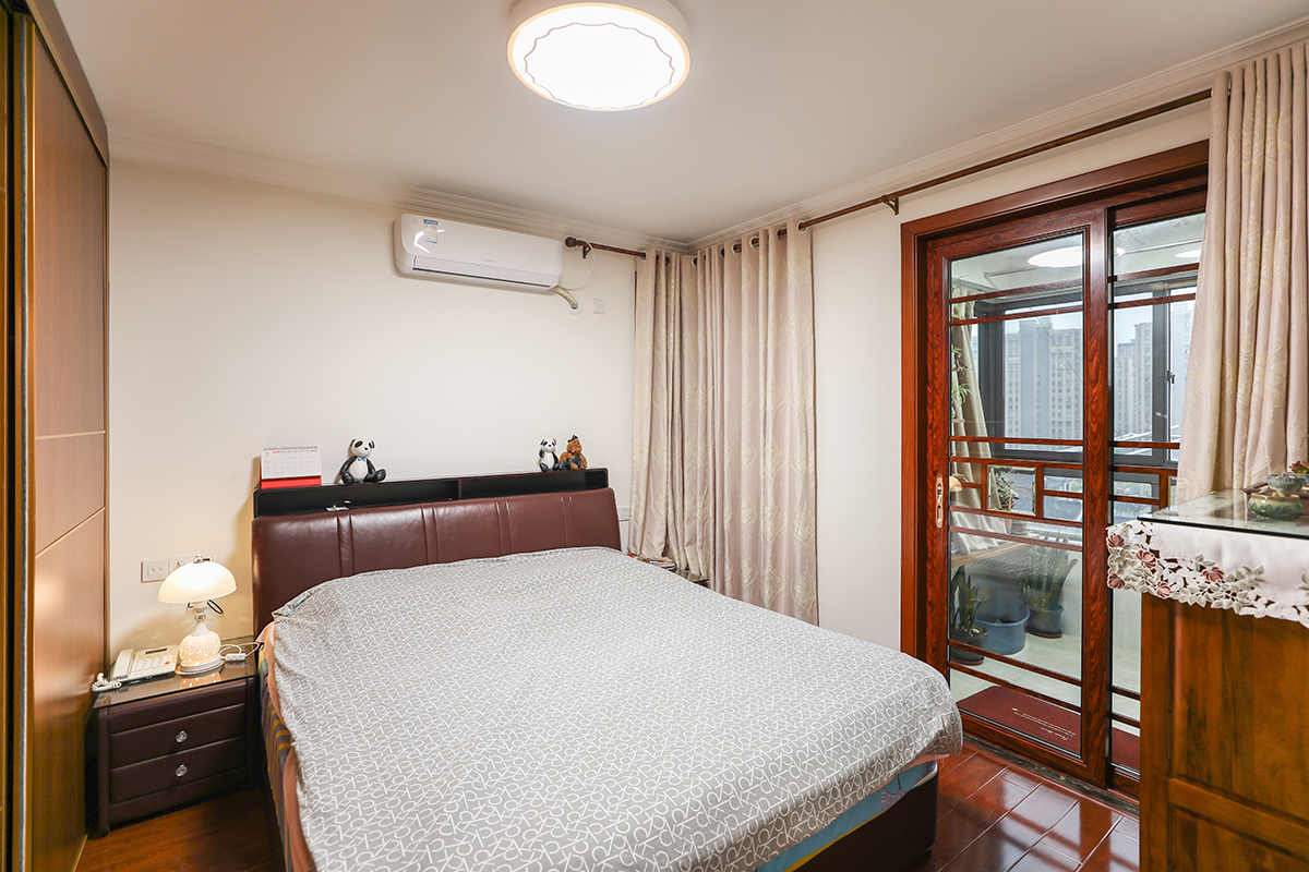 主臥則是經典的中式風格，整體柚木和白色更增加了家庭溫馨的氛圍
