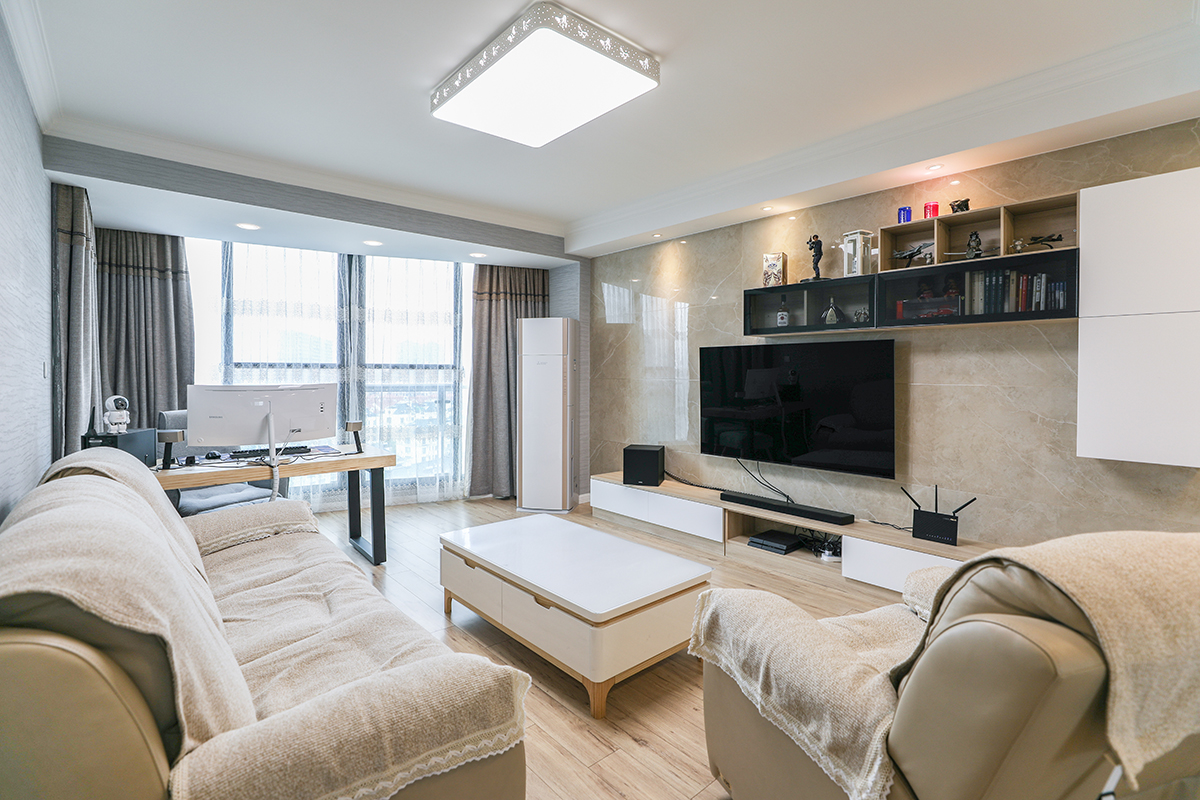 客廳整體風格采用白色，灰色，原木色，米黃色的沙發與溫暖的木色十分相融，結合灰色硅藻泥墻面，平衡了空間的冷暖氣氛，陽臺連接客廳，空間更寬敞，視野更寬闊。
