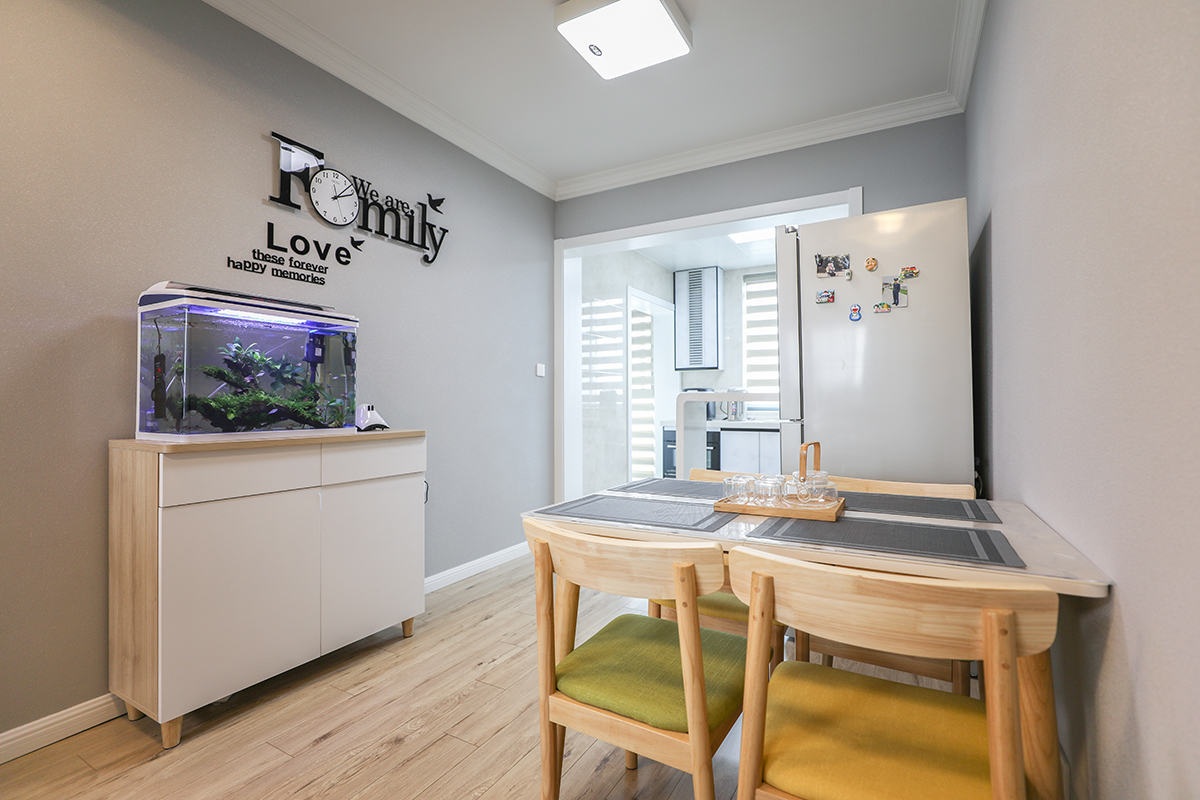 原木餐桌餐椅的質感讓餐廳簡單而富有親和力，休閑用餐的優雅環境，男主人喜歡養魚，小的浴缸，襯托出空間的活，潑冰箱后面緊挨著的是開放式廚房，增加了亮度，用餐明亮而舒服。
