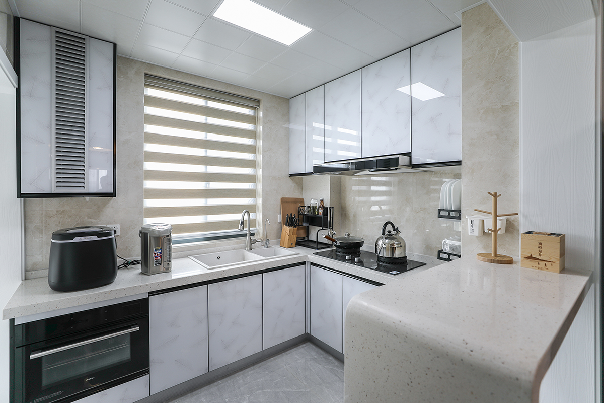 廚房的生命在于臺面，做到最大化的臺面，實用性滿點。白色調的運用，讓廚房間變得更大，吧臺的存在，在這里可以為自己的愛人烹制精美的早餐。
