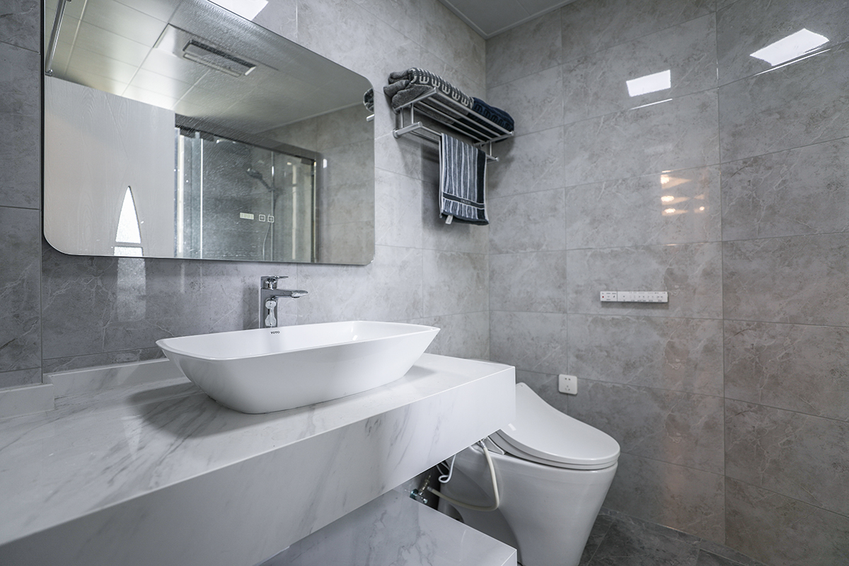 衛生間爵士白大理石定制洗手臺，與墻面灰色整體呼應。
