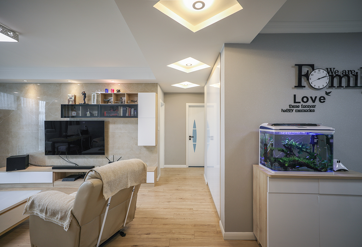 原木餐桌餐椅的質感讓餐廳簡單而富有親和力，休閑用餐的優雅環境，男主人喜歡養魚，小的浴缸，襯托出空間的活，潑冰箱后面緊挨著的是開放式廚房，增加了亮度，用餐明亮而舒服。