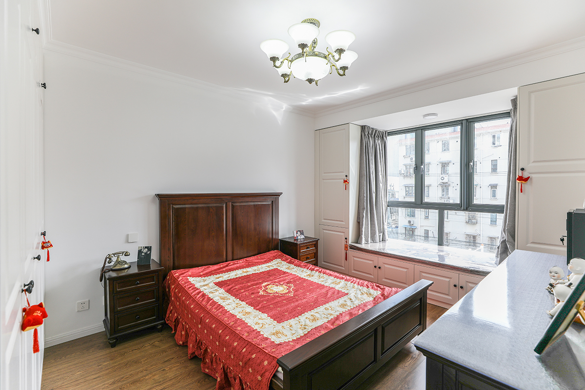 主臥仍舊延續深色木質床和白色衣櫥的視覺色差，增加色彩的層次，飄窗柜既美觀又實用。
