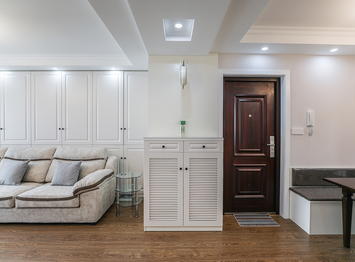 進入了戶門，就可以欣賞到家居空間中對外的公共部分，客廳、餐廳相互獨立卻又共同連成一個大區域，成為家庭生活的重心。