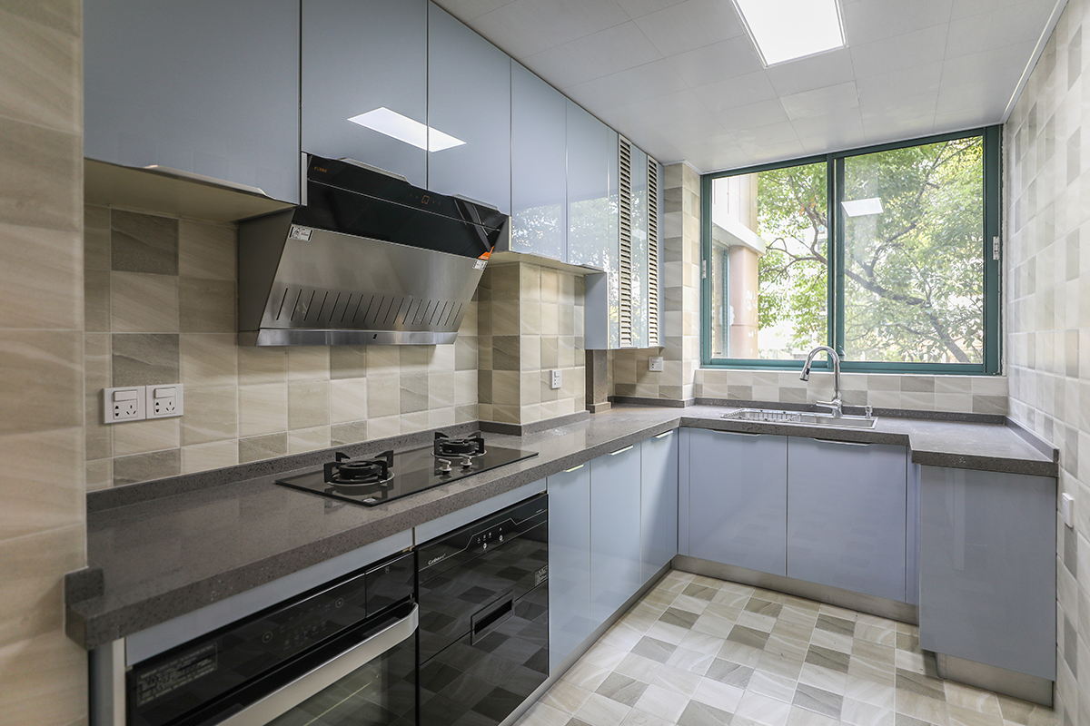 廚房采用灰藍色色系，充分體現簡約風格，側吸的煙機，不銹鋼臺面和灰藍色櫥柜的合理搭配，顯現出客戶的整潔生活，灰色和白色瓷磚的搭配更加的合理大氣，隨著家庭電器的不斷增加使得廚房在設計上對于電器的需求充分合理的安排。
