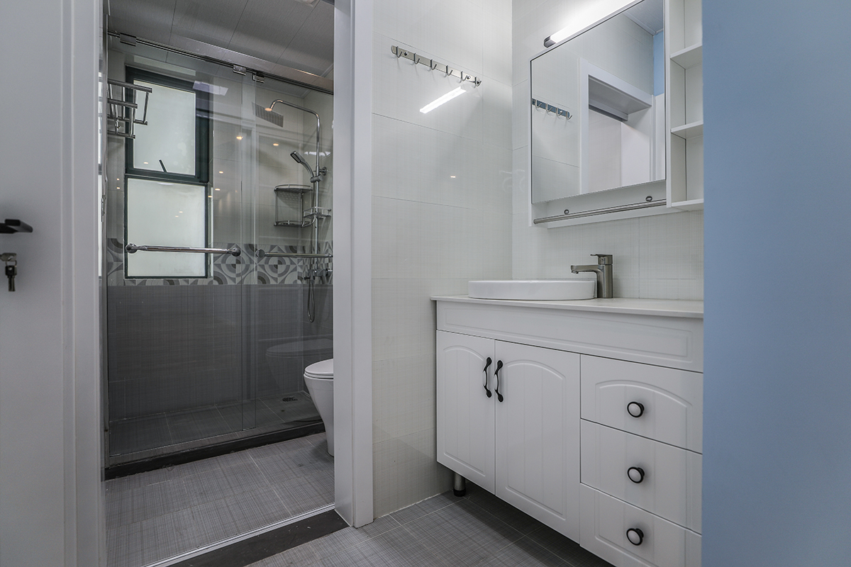 這個衛生間整體格局非常的不錯，所以在墻面瓷磚上的運用采用了上磚+腰帶+下磚的風格搭配，主要以灰色木紋磚為主，配以配套的腰帶色彩，使得整體的色彩非常的舒適協調。
