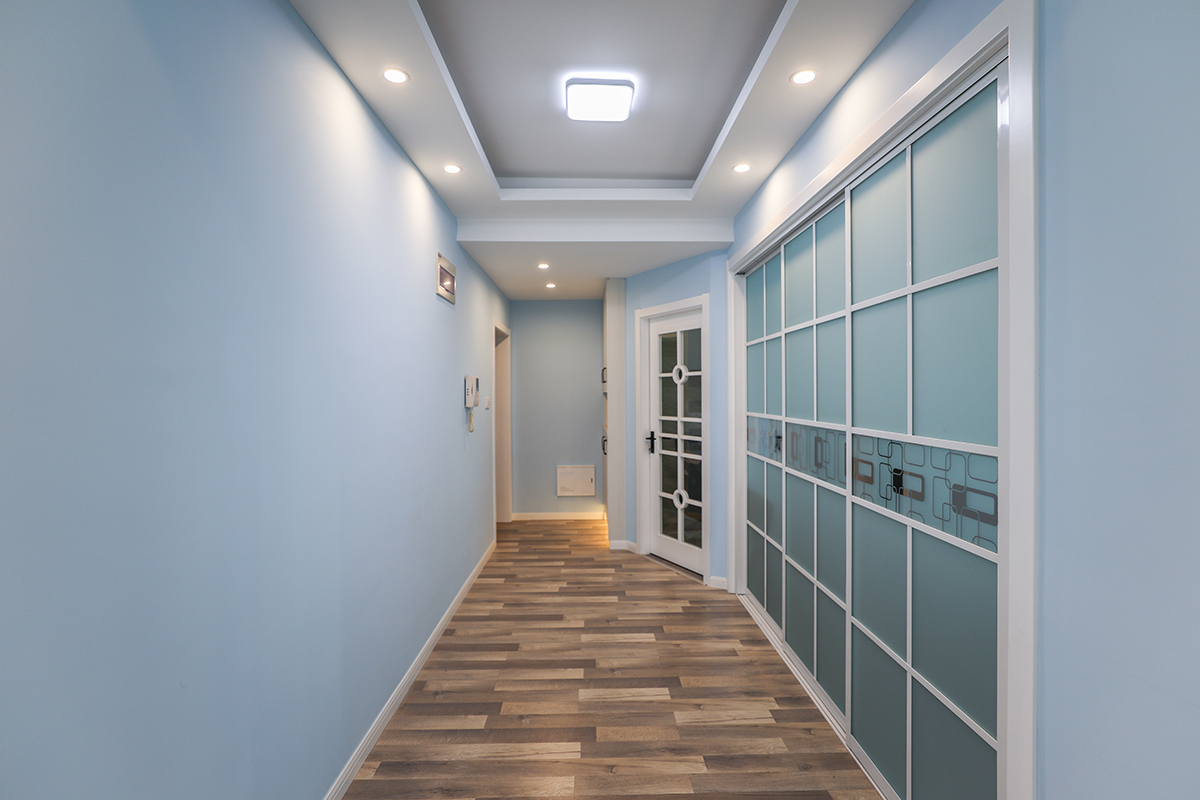 進門鞋柜的設計采用燈帶式下光補充設計，中間段采用大理石臺面，非常的實用和簡潔，使得格調非常的新穎，整體格調非常的干凈清爽。
