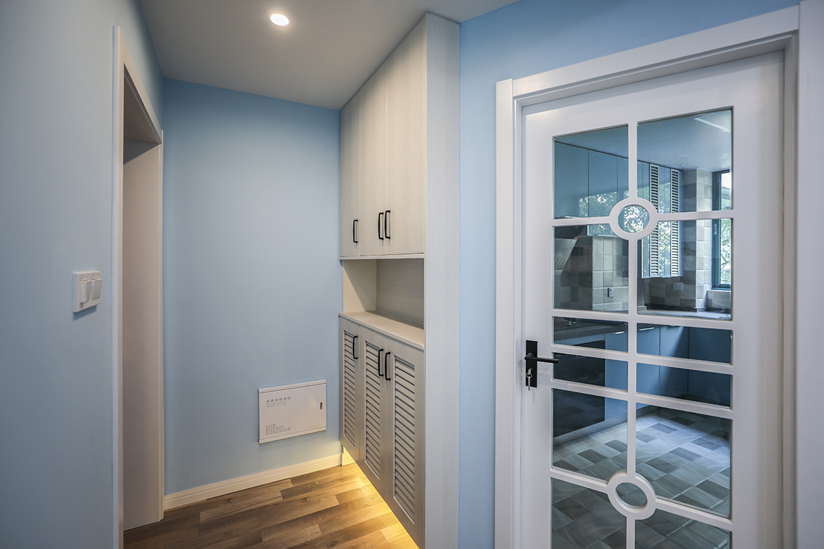 進門鞋柜的設計采用燈帶式下光補充設計，中間段采用大理石臺面，非常的實用和簡潔，使得格調非常的新穎，整體格調非常的干凈清爽。