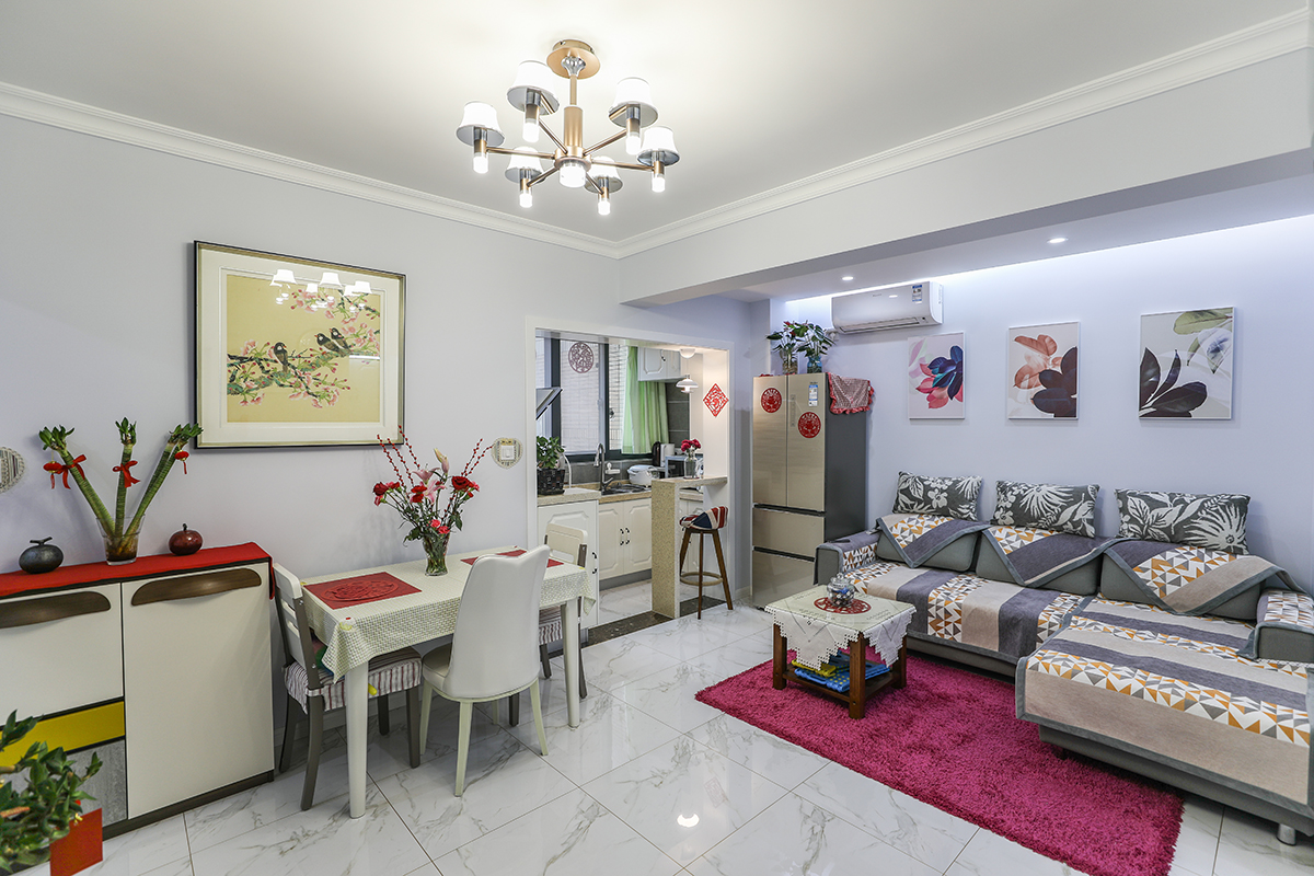 客廳作為全屋的顏值擔當，果然沒有讓這個家丟臉。淺灰色亞麻沙發和造型奇異的茶幾組合，可以說是北歐風的典范。
