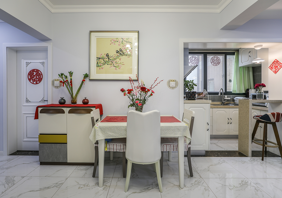 餐廳設計，為了用餐時的舒適度，采用了簡約的餐桌椅組合，再配上北歐風格多色抽屜的餐邊柜，簡單大氣而且實用。
