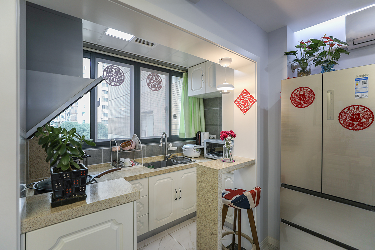 廚房，白色拉門設計，十分透亮，烹飪時操作線路相當流暢咖啡色的櫥柜臺面調和了廚房瓷磚的清冷感，讓整個空間更加柔和。值得一夸的是廚房的小吧臺，起到了畫龍點睛的作用。
