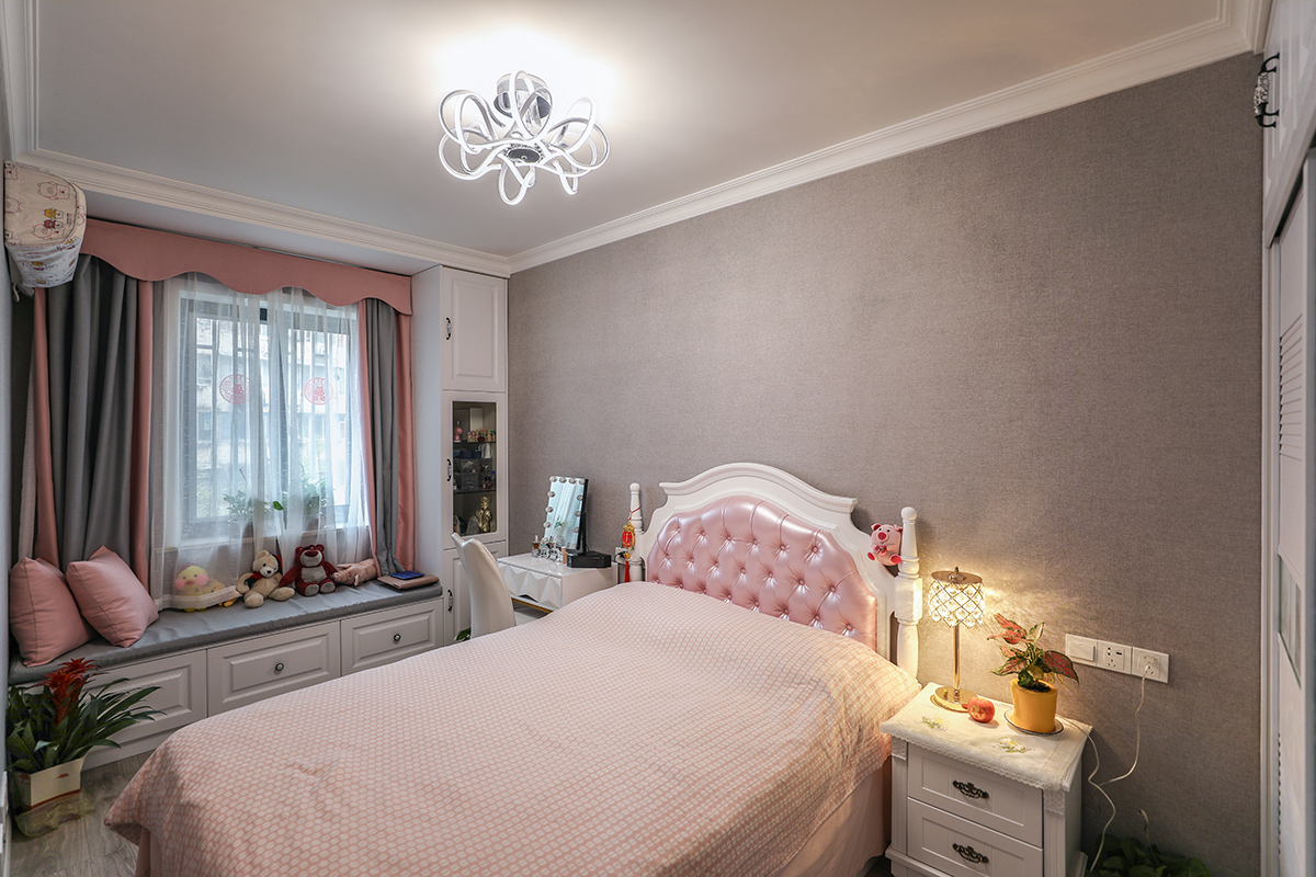 次臥也顯得十分公主氣質，飄窗柜的設計即增加了收納功能，又給業主增添了一個一直想要的飄窗。節省空間，收納功能更強
