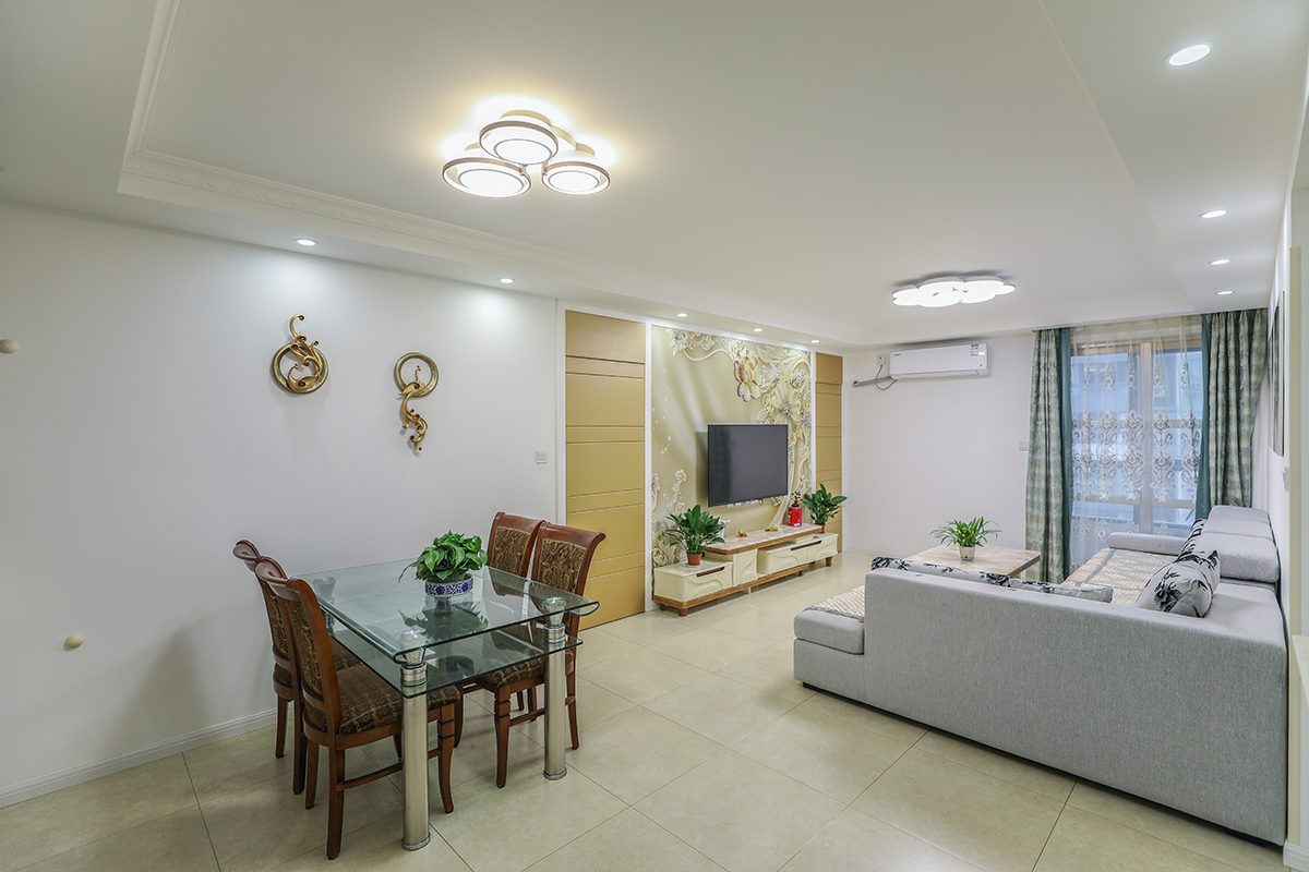 餐廳的設計同樣延續了簡潔明亮的風格，定制的餐邊柜既增添了儲物空間的同時又起到了展示柜的作用。
