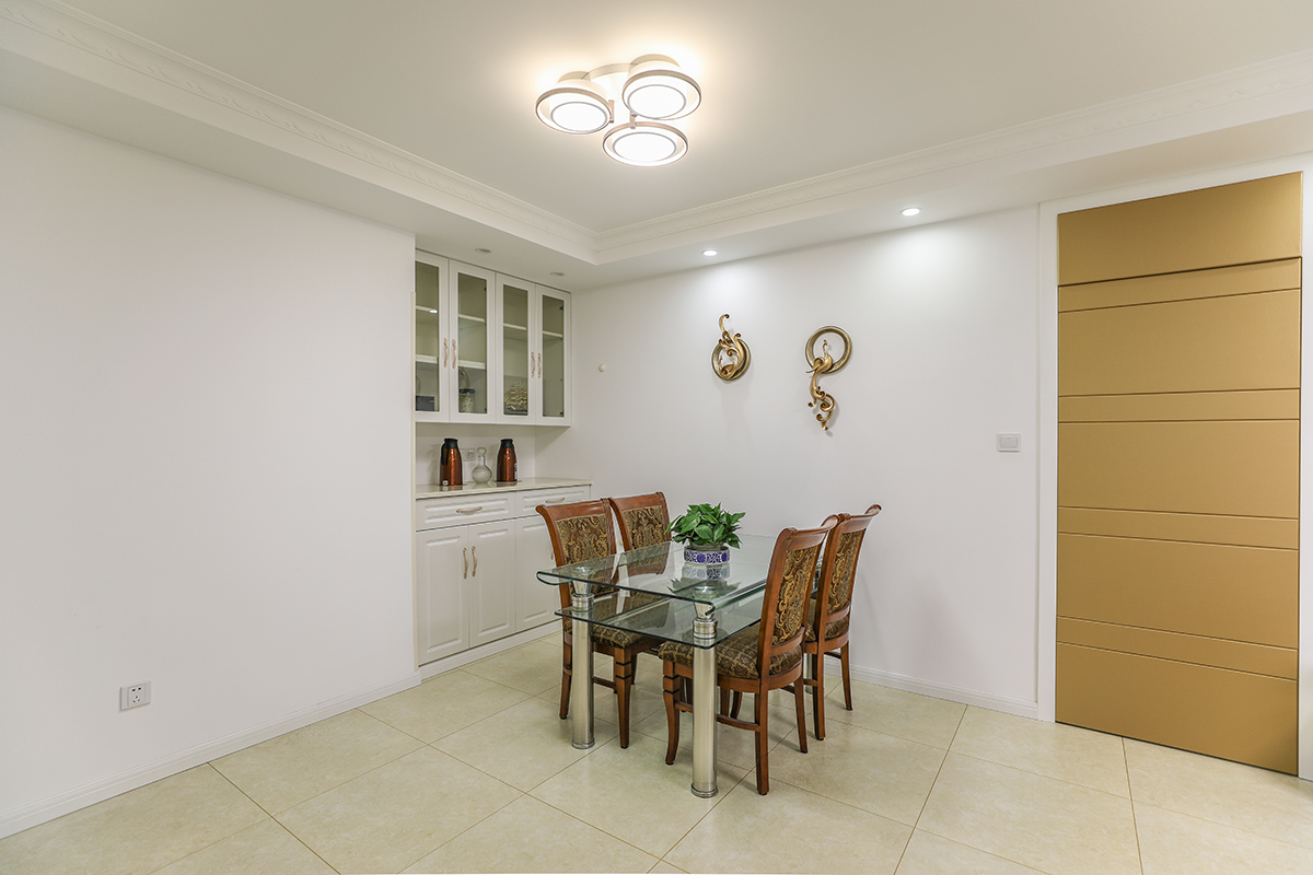 餐廳的設計同樣延續了簡潔明亮的風格，定制的餐邊柜既增添了儲物空間的同時又起到了展示柜的作用。
