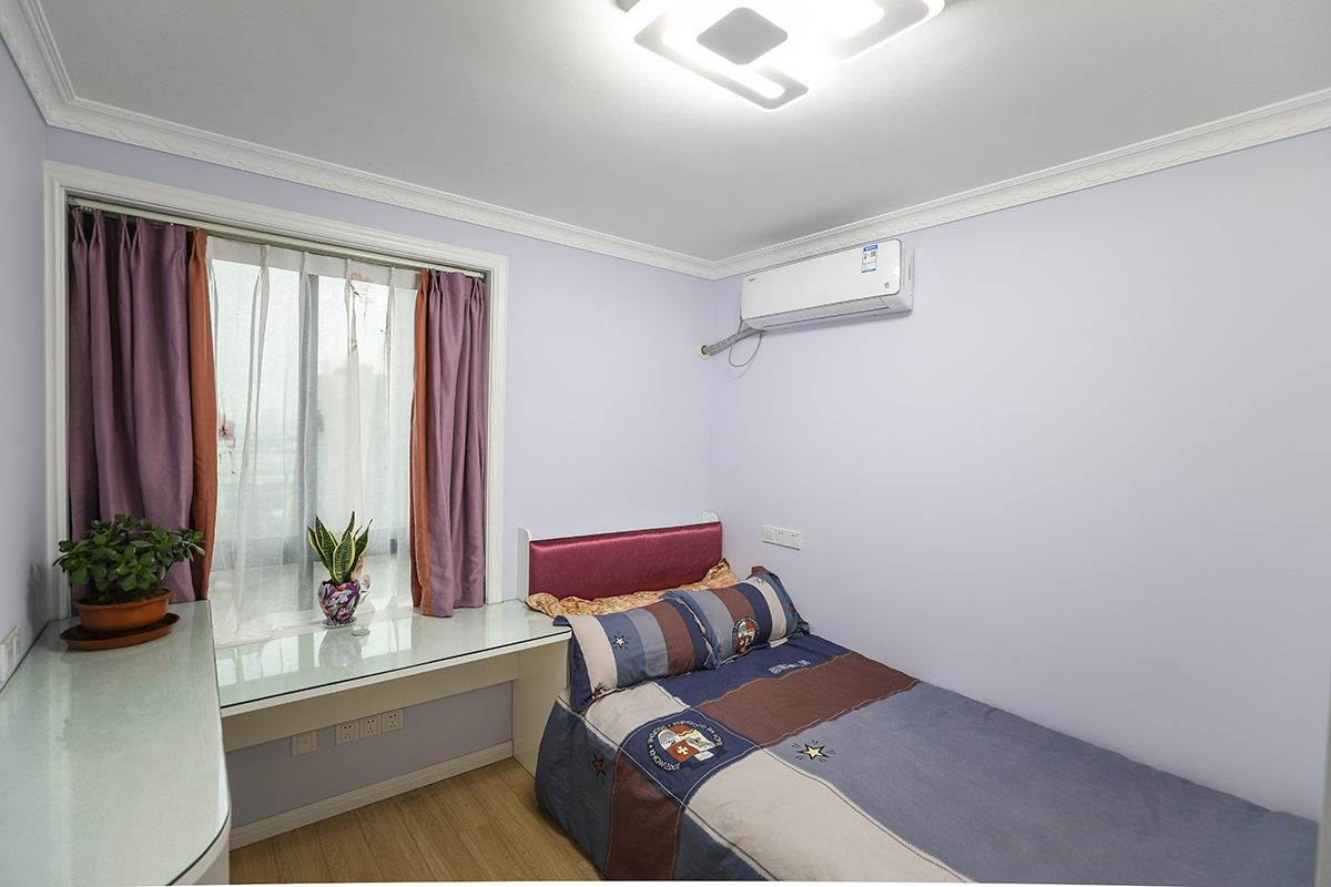 小孩房的設計上面既照顧到了風水上的設計，窗下的書桌設計明亮又實用，墻面色彩鮮艷溫馨如春。
