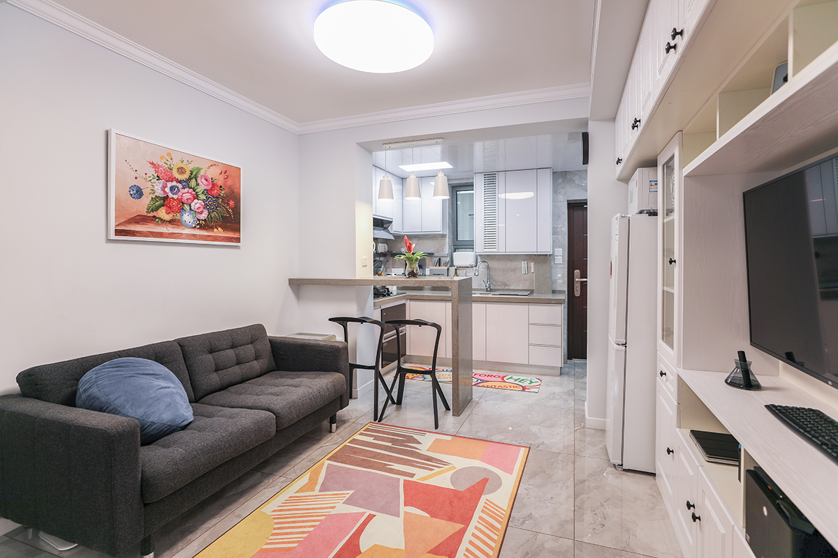 客廳部分的地毯和沙發(fā)展現(xiàn)的是簡單精致的生活態(tài)度，色彩搭配也柔軟舒適 
