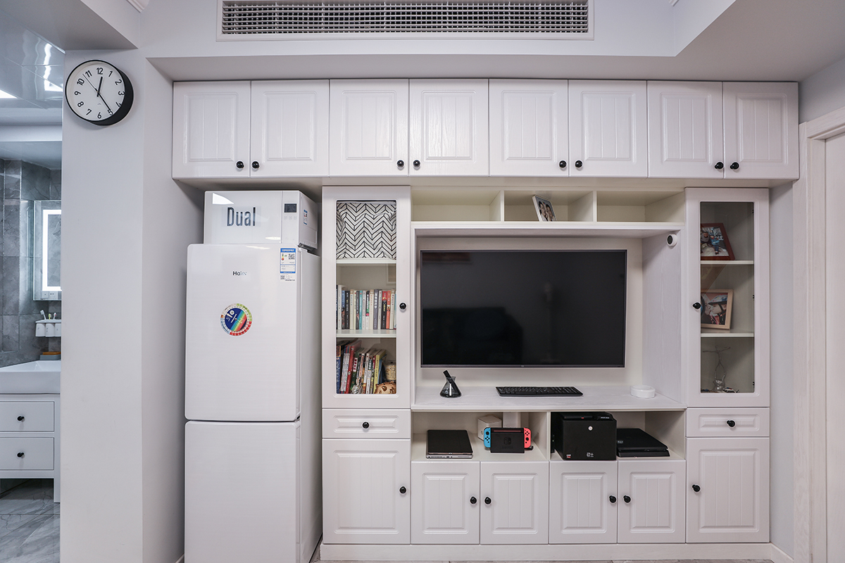 有親和力。電視背景墻用簡潔的納米純白色點綴空間美感恰到好處。
