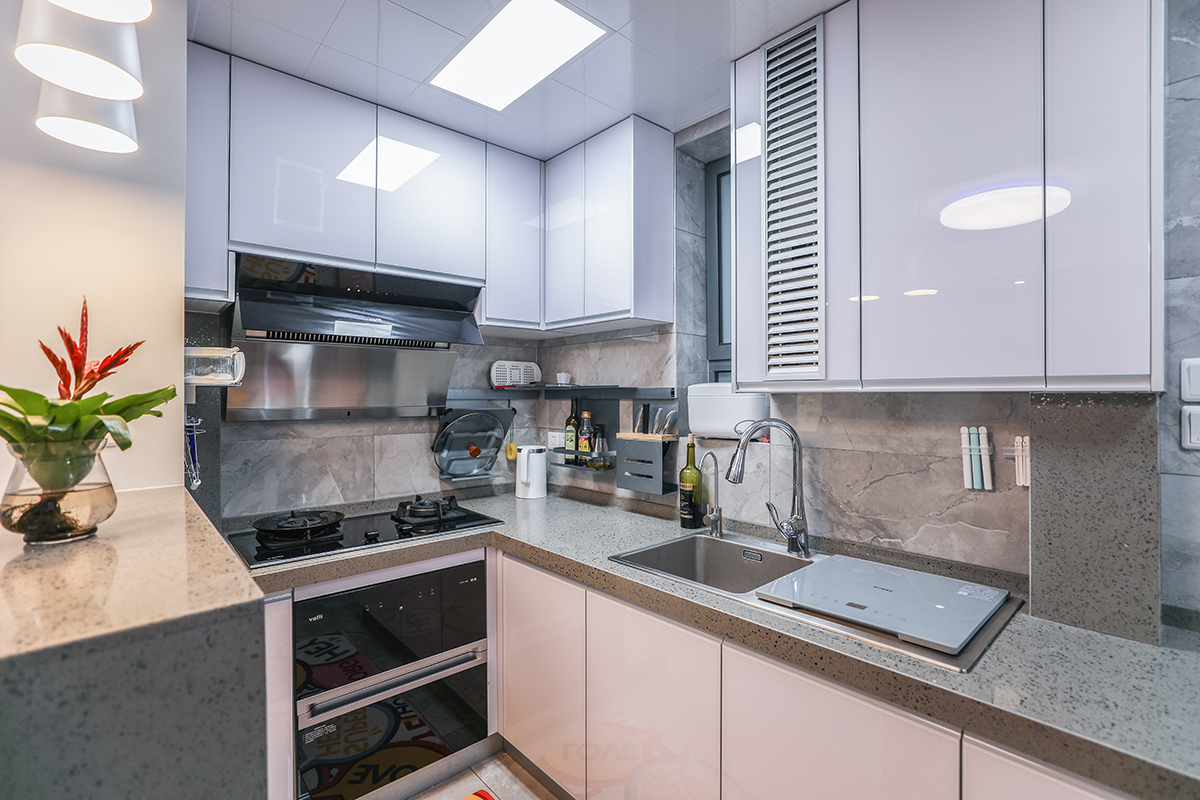 白色的家具能夠產生尊貴細致的北歐風范，溫和的如沐春風，整面墻布局緊湊而不失韻味，平靜的如閑適的湖面，同時又自然隨意，揮灑自如。
