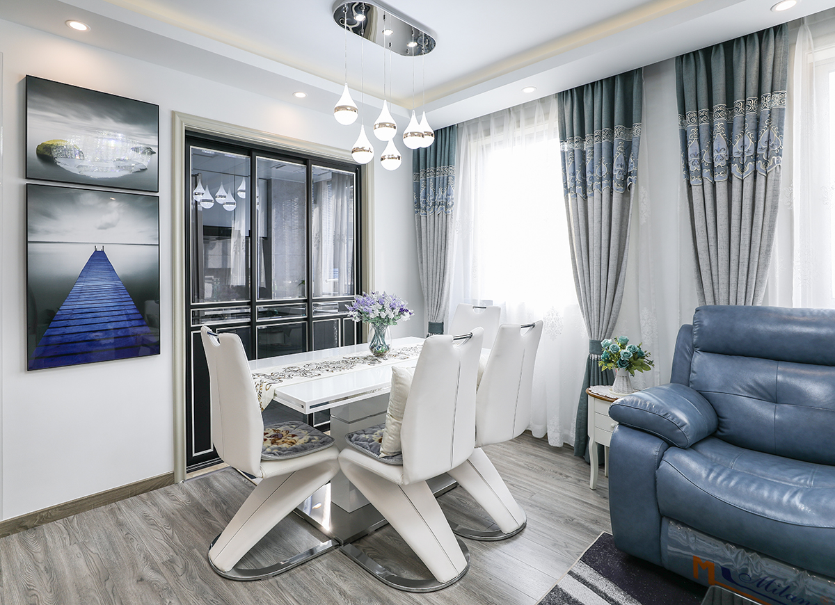 黑框移門白色線條勾勒黑與白，與白色墻面灰色地板互相對應(yīng)。沉穩(wěn)的地板配色更突顯白色軟包桌椅的質(zhì)感和檔次。藍(lán)與灰的裝飾畫與整體的空間配色互相呼應(yīng)，白色墻體也不會有過多的留白。
