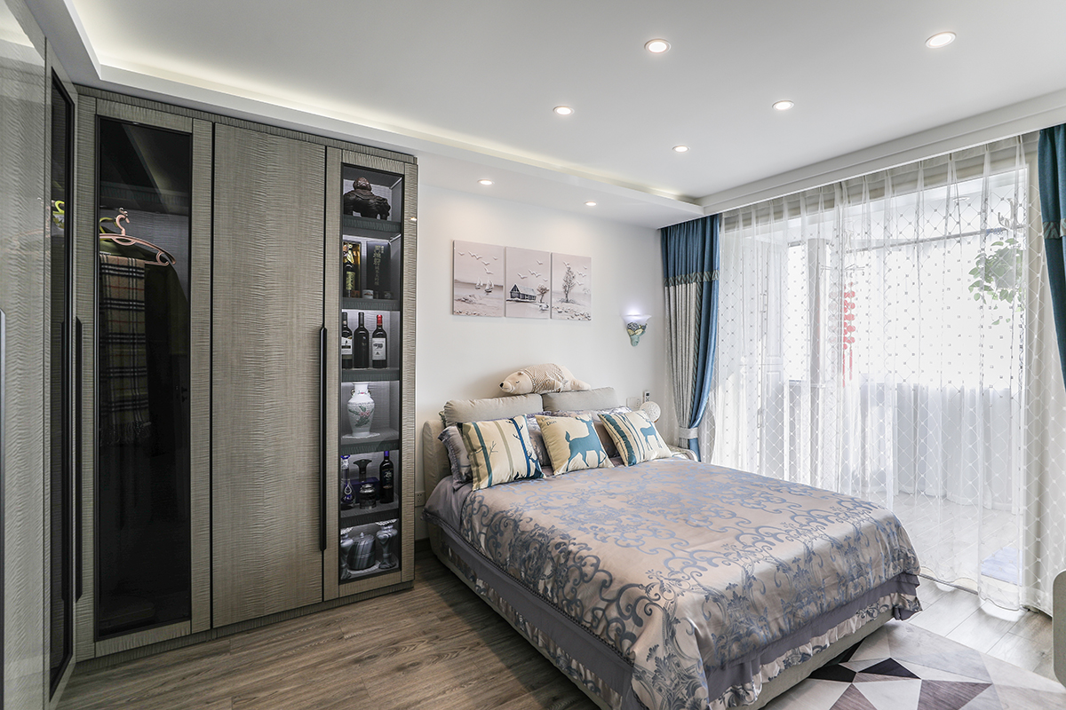 臥室無主燈吊頂，頂面干凈簡潔，床頭頂面做燈槽，間接照明晚上起夜不刺眼，轉(zhuǎn)角衣柜擁有大容量的儲物空間，深色木紋顯得空間更為穩(wěn)重和業(yè)主的性格相輔相成。鏡面柜面加以柜燈更好的起到展示的作用。
