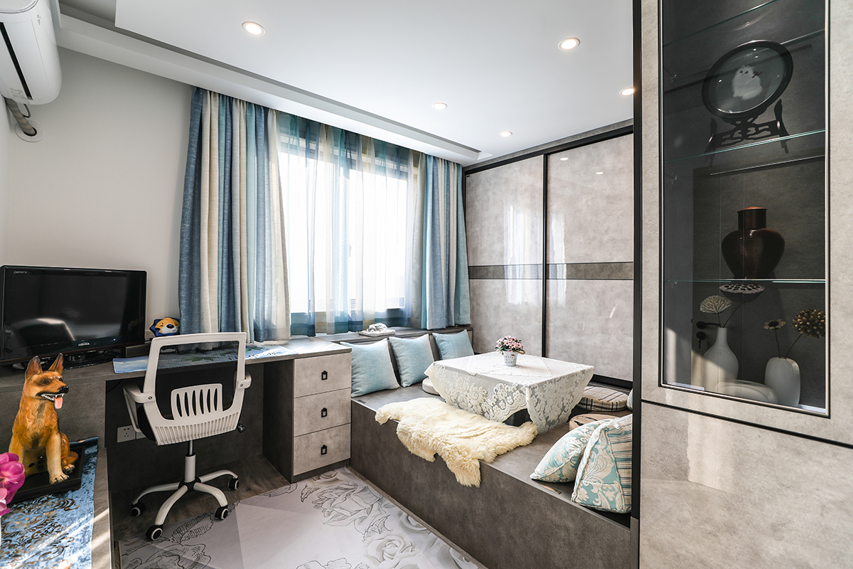 地面軟質(zhì)地毯與全屋定制榻榻米做到軟硬的平衡，空間不會因過多的板式家具而顯得銳利。黑色溝邊灰色板面勾畫出整體空間的構(gòu)架。升降式塔塔米休閑時(shí)約三五個好友一起享受閑暇時(shí)光。
