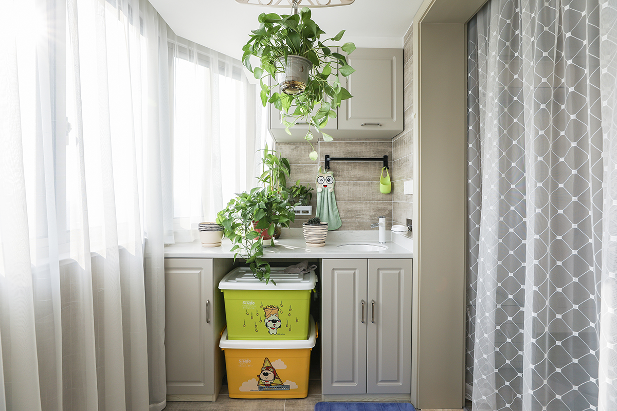 陽光、輕紗、綠植、充足的儲物空間，沒有比這更好的陽臺啦，頂面的平頂造型及安裝窗簾盒不會有多余的繁瑣和累贅，清風(fēng)徐來帶來午后陽光的愜意。