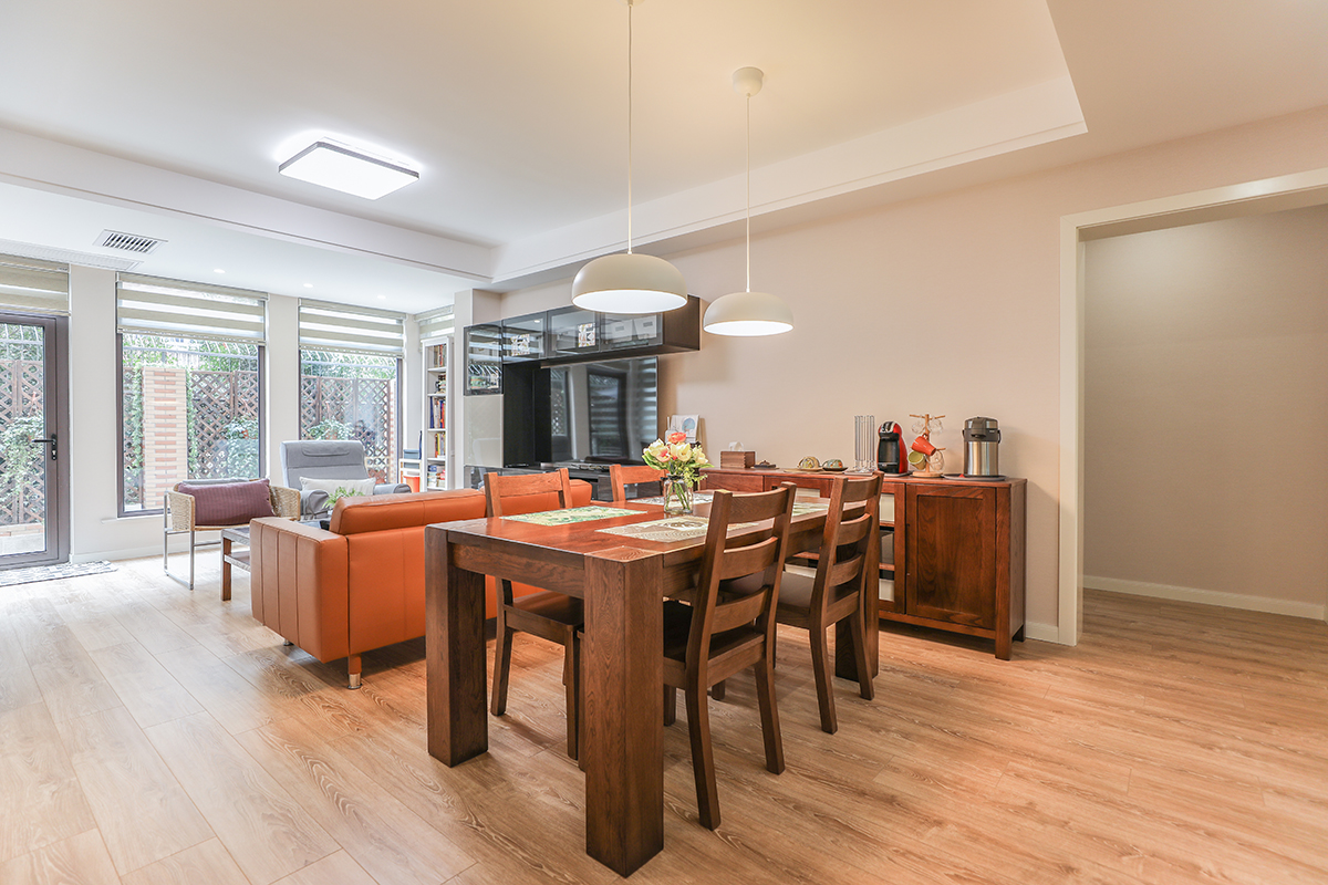 業(yè)主在選擇家具的時(shí)候，以簡(jiǎn)單的線條為準(zhǔn)。比如黑色的電視柜、咖啡色的沙發(fā)，還有一只書香氣息很重的藤椅，配上原木色地板，整體相結(jié)合。把家具的層次，空間的大小，整個(gè)客廳的色調(diào)井然有序，很有條理的處理好。原木色的桌椅，放在沙發(fā)背后，配上三個(gè)簡(jiǎn)潔的簡(jiǎn)約燈，整個(gè)空間顯得格外和諧。現(xiàn)代室內(nèi)家具、燈具和陳列品的從整體空間的設(shè)計(jì)主題開始。家具應(yīng)依據(jù)人體一定姿態(tài)下的肌肉、骨骼結(jié)構(gòu)來選擇、設(shè)計(jì)，從而調(diào)整人的體力損耗，減少肌肉的疲勞。燈光設(shè)計(jì)的發(fā)展方向主要有兩大特點(diǎn)：一是根據(jù)功能細(xì)分為照明燈光、背景燈光和藝術(shù)燈光三類，不同居室燈光效果應(yīng)為這三種類型的有機(jī)組合；二是燈光控制的智能化、模式化，也即控制方式由分開的開關(guān)發(fā)展為集中遙控，通過設(shè)定視聽、會(huì)客、餐飲、學(xué)習(xí)、睡眠等組合燈光模式來選擇最佳的效果。對(duì)于陳列品的設(shè)置上，應(yīng)盡量突出個(gè)性和美感。
