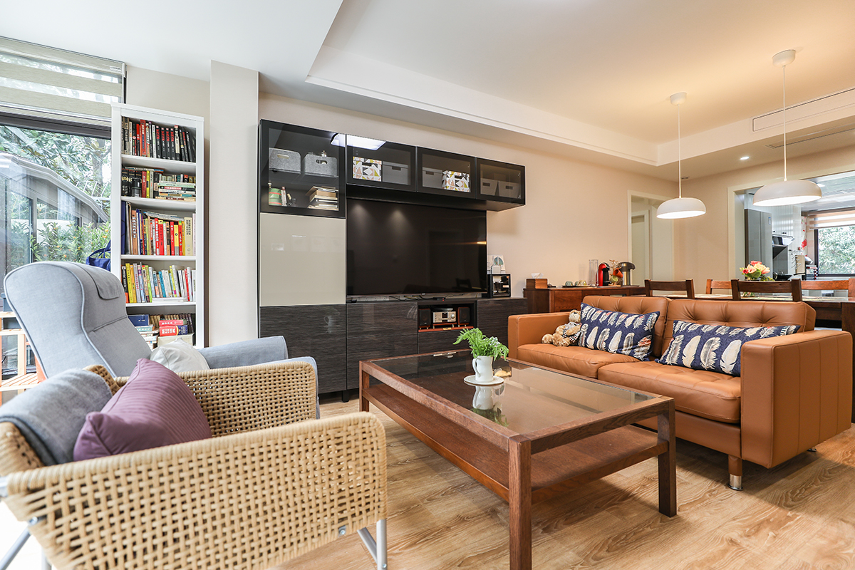 業(yè)主在選擇家具的時(shí)候，以簡(jiǎn)單的線條為準(zhǔn)。比如黑色的電視柜、咖啡色的沙發(fā)，還有一只書香氣息很重的藤椅，配上原木色地板，整體相結(jié)合。把家具的層次，空間的大小，整個(gè)客廳的色調(diào)井然有序，很有條理的處理好。原木色的桌椅，放在沙發(fā)背后，配上三個(gè)簡(jiǎn)潔的簡(jiǎn)約燈，整個(gè)空間顯得格外和諧。現(xiàn)代室內(nèi)家具、燈具和陳列品的從整體空間的設(shè)計(jì)主題開始。家具應(yīng)依據(jù)人體一定姿態(tài)下的肌肉、骨骼結(jié)構(gòu)來選擇、設(shè)計(jì)，從而調(diào)整人的體力損耗，減少肌肉的疲勞。燈光設(shè)計(jì)的發(fā)展方向主要有兩大特點(diǎn)：一是根據(jù)功能細(xì)分為照明燈光、背景燈光和藝術(shù)燈光三類，不同居室燈光效果應(yīng)為這三種類型的有機(jī)組合；二是燈光控制的智能化、模式化，也即控制方式由分開的開關(guān)發(fā)展為集中遙控，通過設(shè)定視聽、會(huì)客、餐飲、學(xué)習(xí)、睡眠等組合燈光模式來選擇最佳的效果。對(duì)于陳列品的設(shè)置上，應(yīng)盡量突出個(gè)性和美感。
