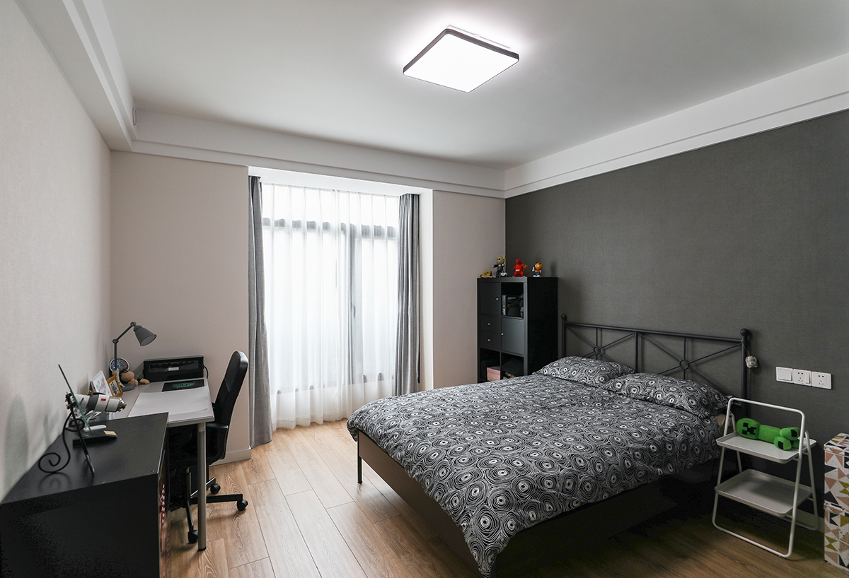 簡(jiǎn)單的黑色家具床、組合柜，原木色的地板都是現(xiàn)代簡(jiǎn)約里經(jīng)常選擇性最多的顏色，也深受很多人的喜愛。
