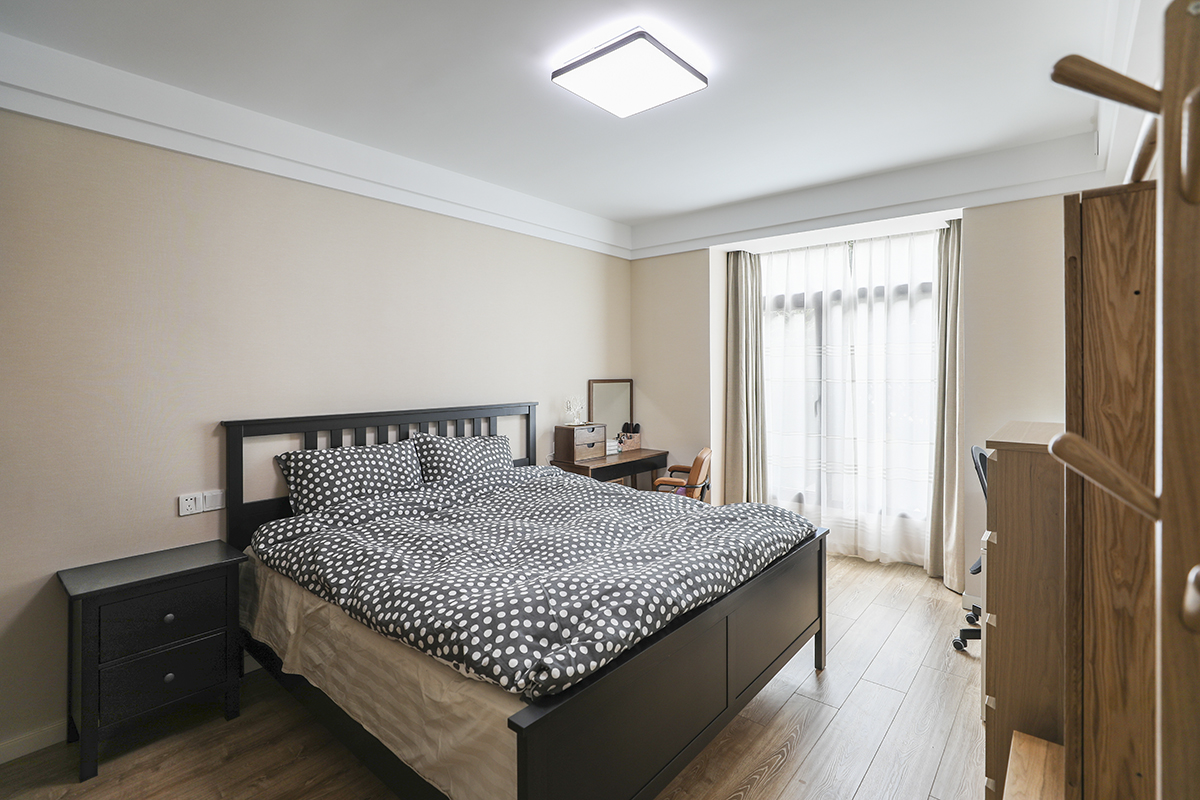 簡(jiǎn)單的黑色家具床、組合柜，原木色的地板都是現(xiàn)代簡(jiǎn)約里經(jīng)常選擇性最多的顏色，也深受很多人的喜愛。
