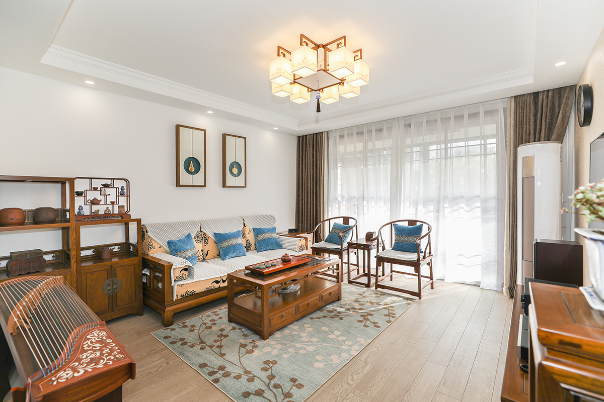 客廳整體風格采用大白墻風格，是當下比較時尚也是板式的處理方式，在顏色上做了統一，配上精致的木飾面花格及墻紙，把板式的硬線條做了軟性富有穩重。
