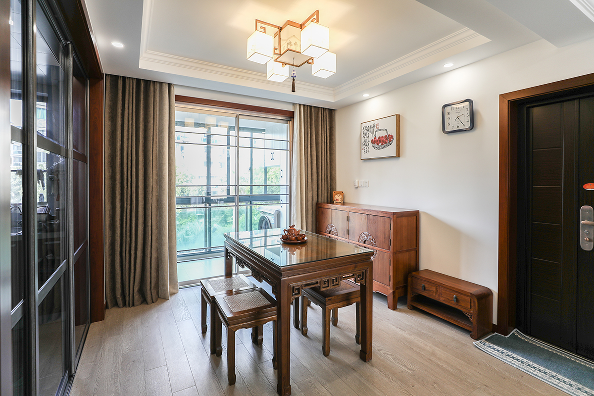 餐廳簡單大方，沒有過多的裝飾，利用家具古銅色的吊燈奢華低調。
