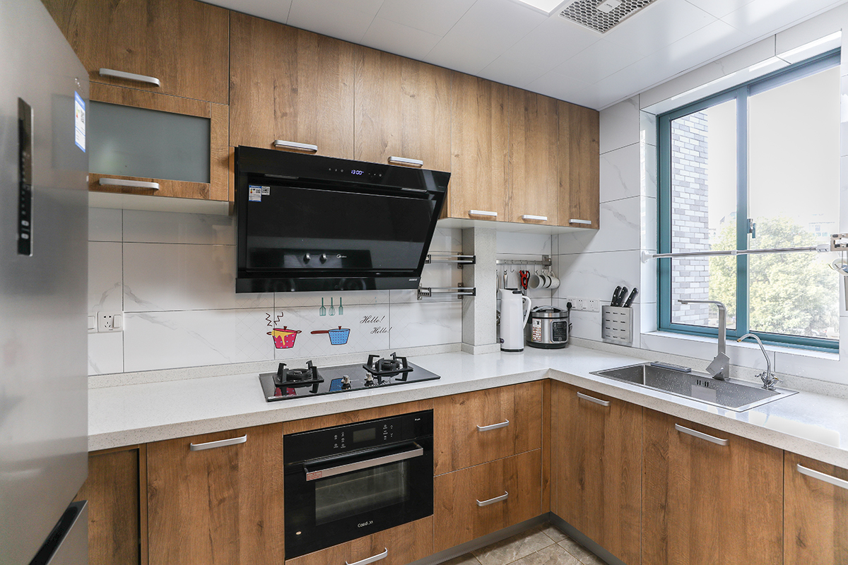 廚房也摒棄了繁瑣的木飾面造型，簡單大方的愛格板配上白色瓷磚，簡單大方，方便打理。
