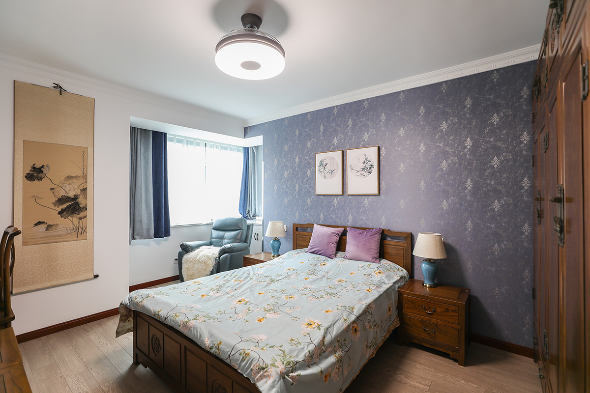 主臥簡單大方，床頭背景裝飾墻紙讓人不感覺到壓抑。
