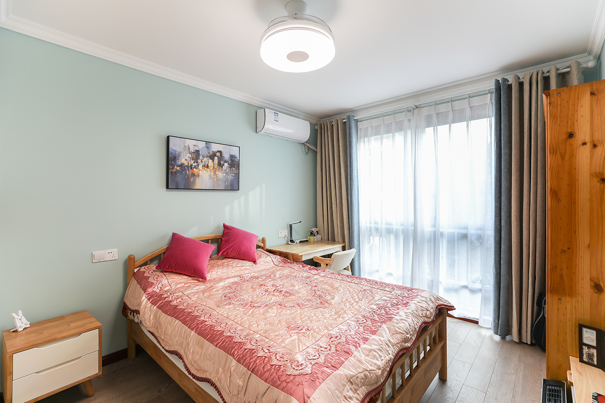 該業主事業有成，追求高品質生活。整體的室內設計，以現代時尚為主，配以中式的風格點綴，二者渾然一體的融合在空間的每處細節，視覺上通透大氣、華麗高貴，展現了主人優雅的內涵和品位。
