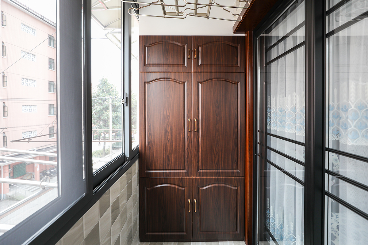 工作陽臺采用了小個子磚，色彩經典明顯，配以柚木色家具，提醒著主人工作的同時，不要忘記了自己心中的田園牧歌