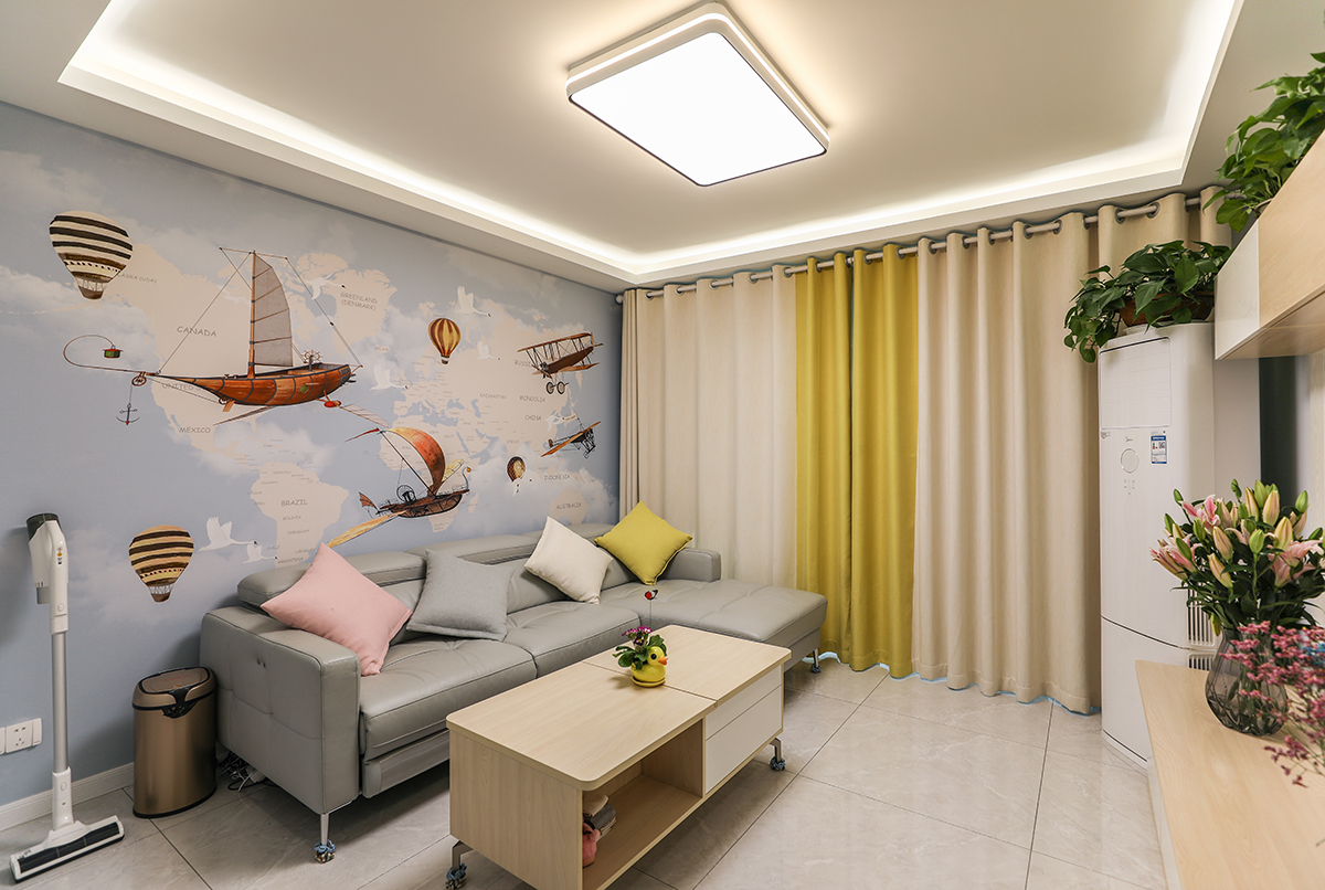 電視墻沒有多余的繁雜的設計，原木家具的選擇更好的補充了電視墻的空白，電視柜上的小擺件使整體畫面，感簡約而不單調(diào)，植被的過渡更是整個空間充滿了生機。
