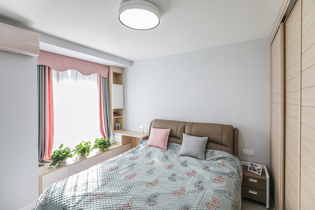 原木色與白色、藍灰色相結合，地面用灰色地板。家具定制木質(zhì)柜，保持一致原木質(zhì)感的床和電視柜，
