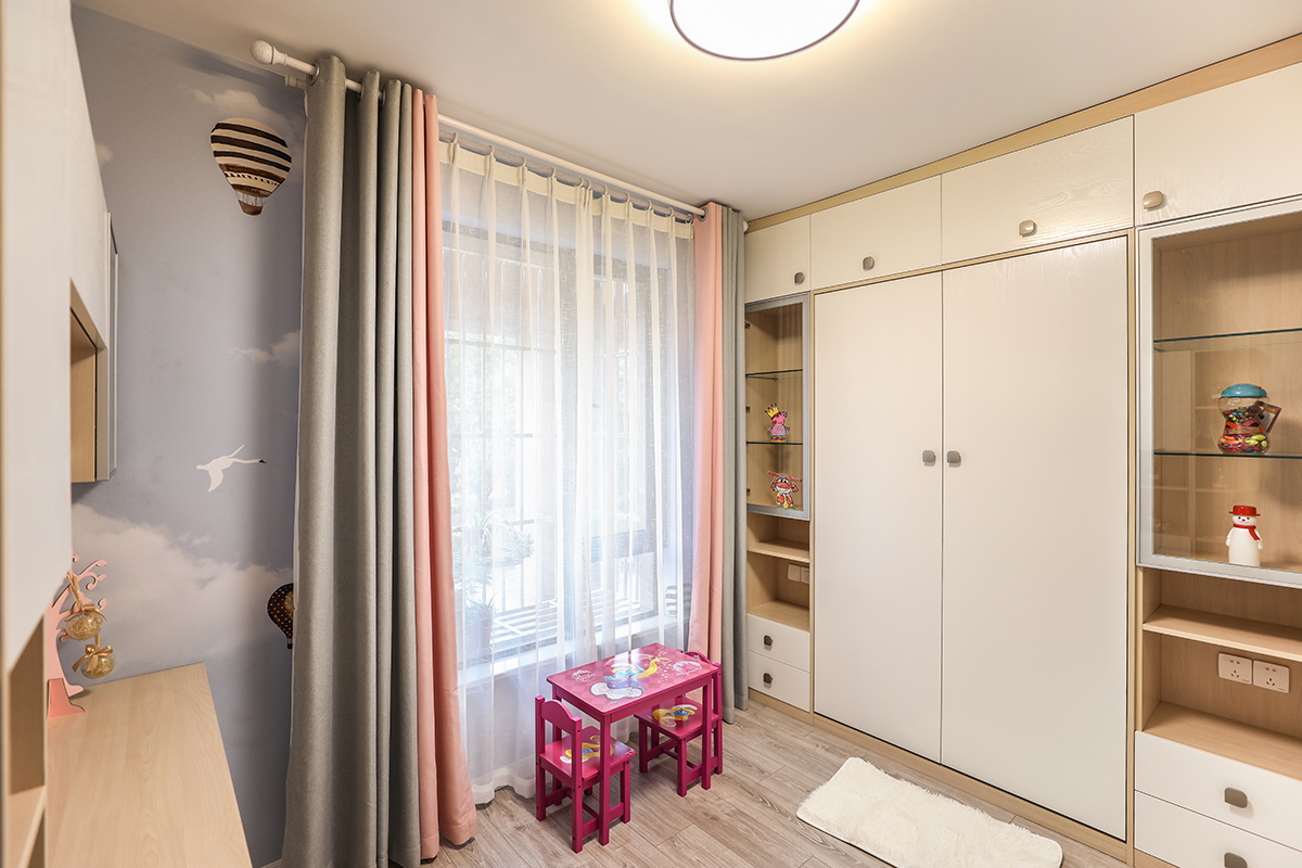 原木色與白色、藍灰色相結合，地面用灰色地板。家具定制木質(zhì)柜，保持一致原木質(zhì)感的床和電視柜，
