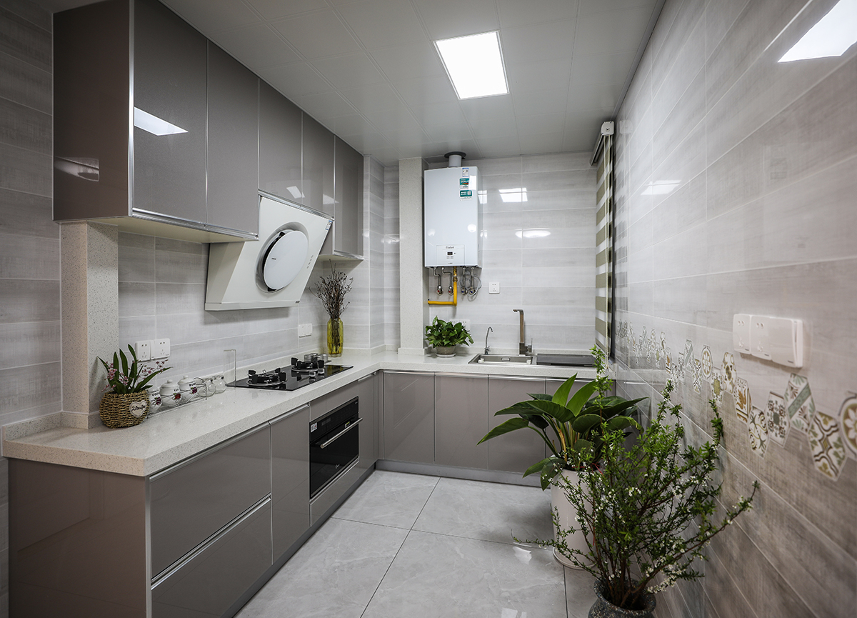 灰色的墻磚、地磚，搭配銀灰色的櫥柜，整個色調(diào)簡單又大氣，低調(diào)而又不張揚。
