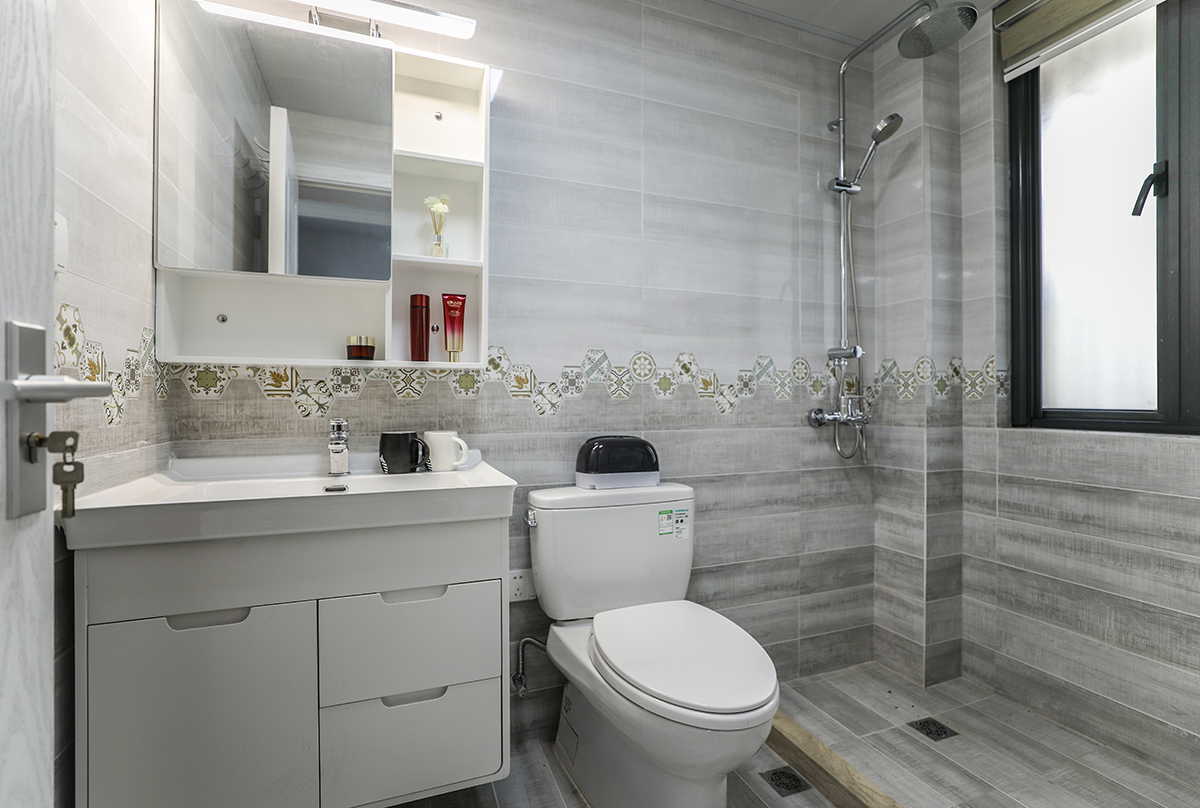 原木色與白色、藍灰色相結合，地面用灰色地板。家具定制木質(zhì)柜，保持一致原木質(zhì)感的床和電視柜，
