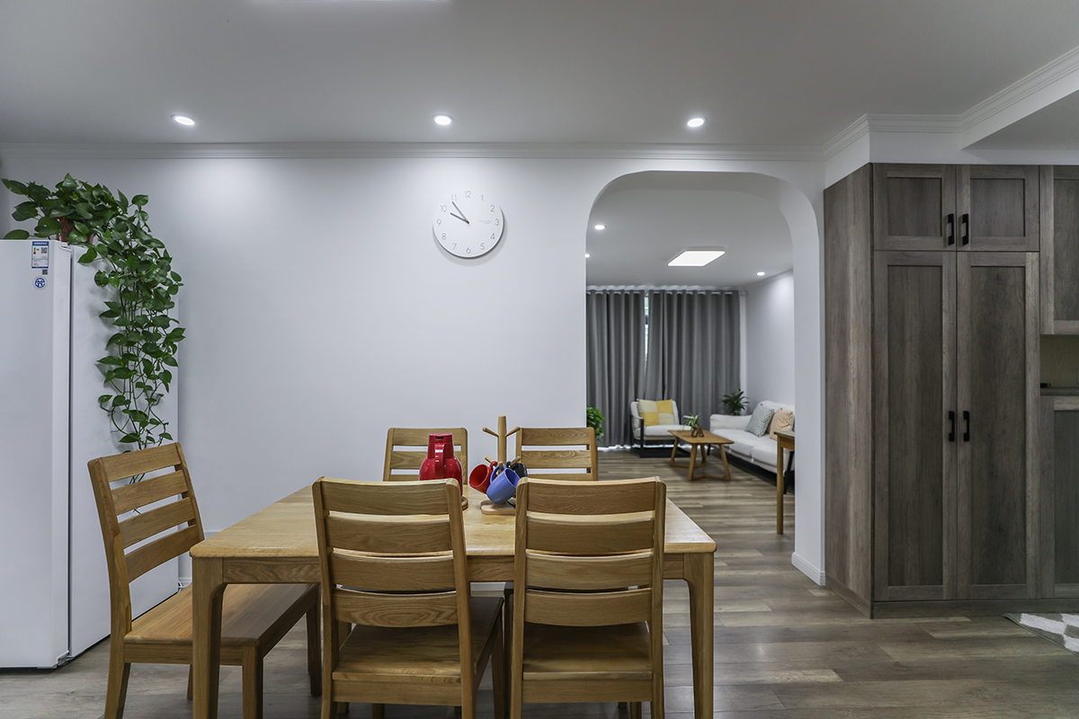 有開有合的餐廳儲物柜包容居者各類喜好。你可以在此放置美酒放松小酌，也可以是書本以供茶余飯后的品讀。而為了將該區(qū)域打造成重要的社交空間，餐桌依然延續(xù)了原木風(fēng)格，簡約、干凈且實用。
