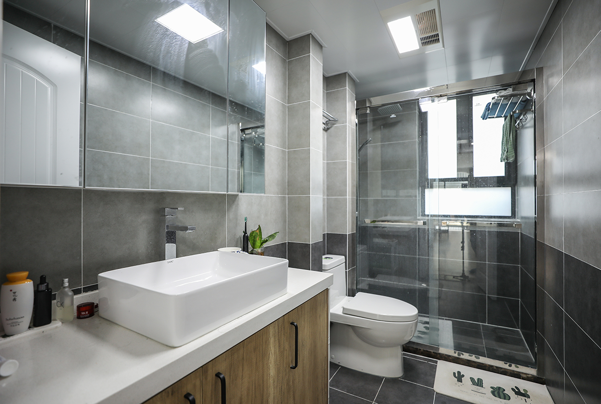 得益于充足的采光，主衛(wèi)采用了黑灰色瓷磚及大理石，營造出內(nèi)斂、輕奢的高級質(zhì)感。
