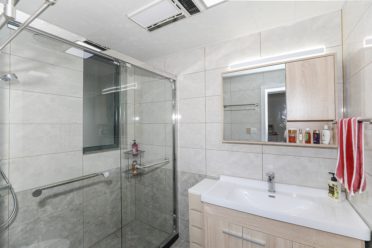 衛生間大致也是以淺灰色為主，上深淺下深，凸顯層次感。